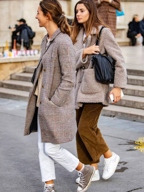 On ne se lasse pas des mix and match de beige/caramel/marron/blanc !