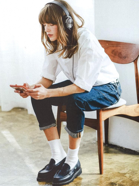 Jean brut roulott sur la cheville + mocassins trs masculins + chemise blanche + frange = le bon mix