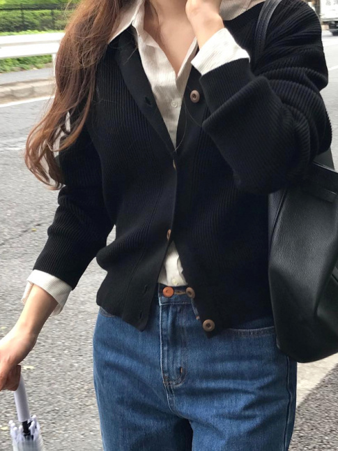 Il ne manque qu'un collier dor pour finaliser ce look  la douce simplicit...