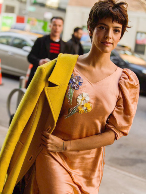 Rien de tel qu'une coupe courte pour attnuer le premier degr d'une robe girly !