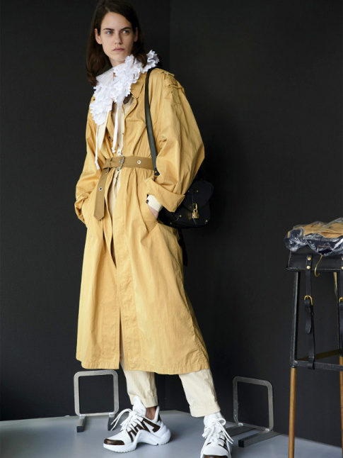 Pour ou contre le traitement 17e sicle du duo trench/baskets ?