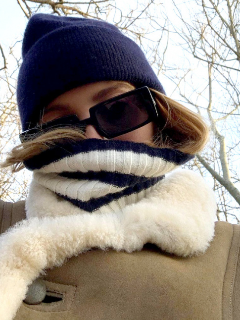 charpe marinire + veste en peau laine + bonnet bleu marine = le bon mix