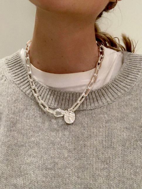 Pull gris clair un peu grand + tee-shirt blanc + collier argent = le bon mix
