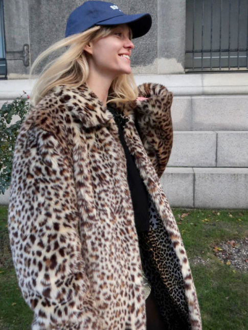 Rien de tel qu'une casquette bleu marine pour apaiser un manteau lopard !