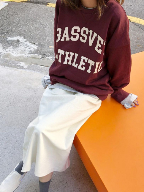 Jupe droite midi + sweat universitaire trop grand = le bon mix
