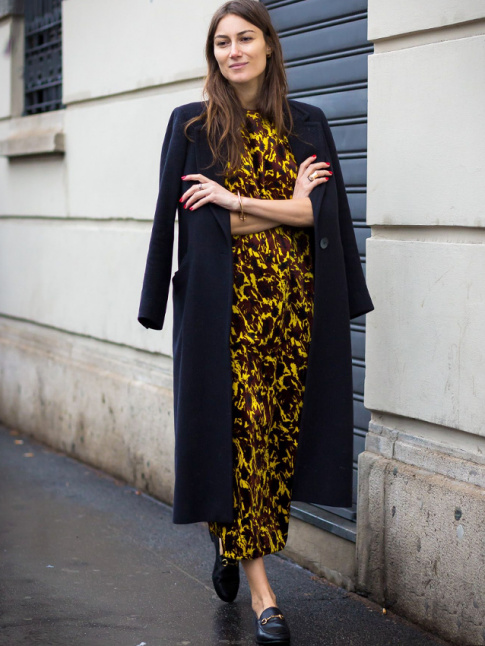 Rien de tel qu'une paire de mocassins pour ddramatiser le duo robe longue/pardessus !