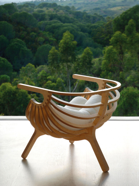  mi-chemin entre un cocon et une coque de bateau, cette chaise invite aux voyages immobiles