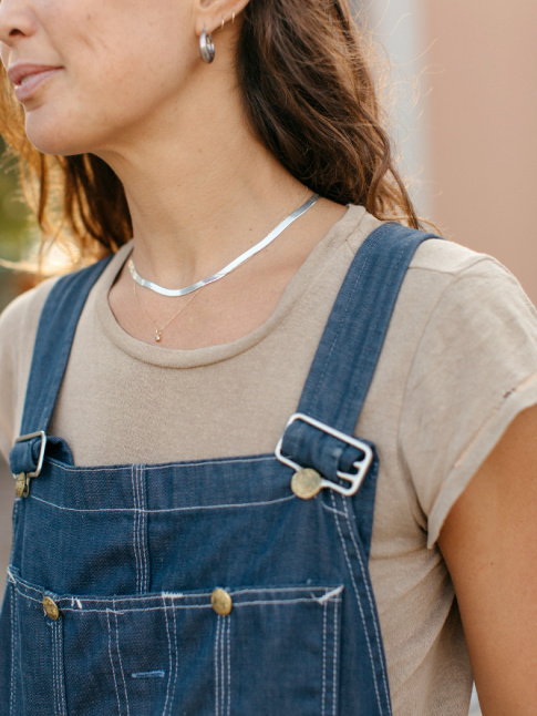 Bijoux fins + salopette = le bon mix