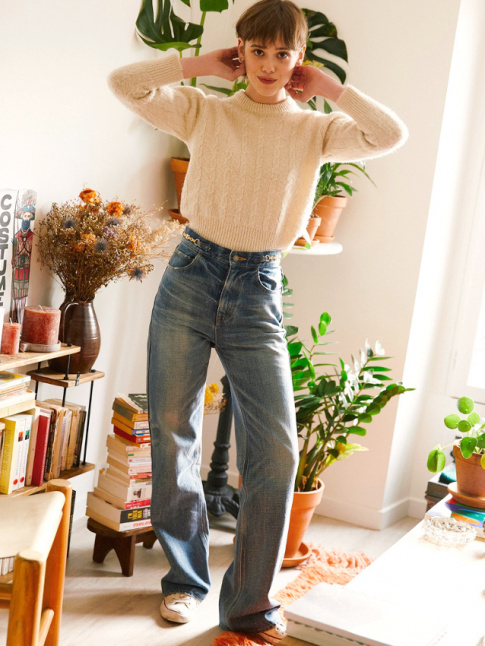Jean large taille haute + converses : l'un des mix gagnants du moment !