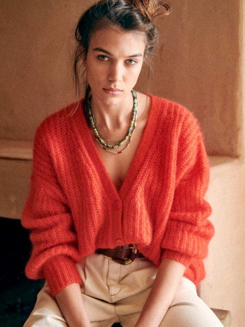 Gilet port  mme la peau + collier grigri + chignon coiff/dcoiff = le bon mix