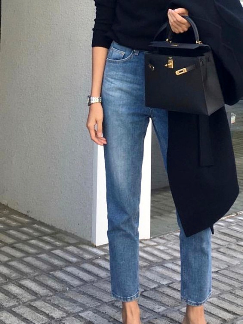 Rien de tel qu'un jean droit 7/8 pour twister des pices noires casual/chic !