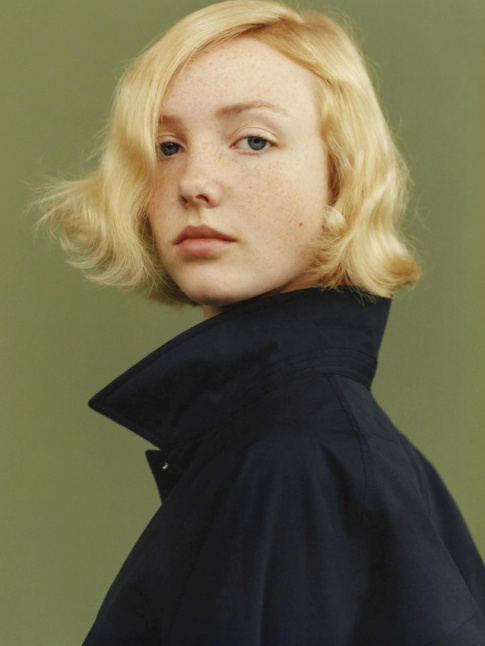 Carr blond lgrement ondul + trench bleu marine + aura hitchcockienne = le bon mix