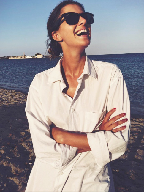 Wayfarers + chemise blanche trop grande + clat de rire = le bon mix