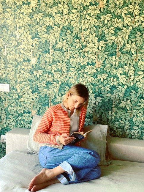 Rien de tel qu'accorder la teinte de son cardigan  celles de sa tapisserie pour russir ses photos Instagram !