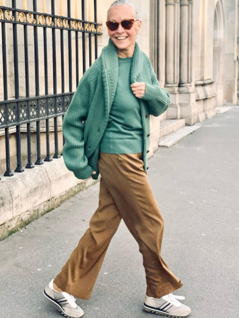 Vert sauge + caramel + dynamisme souriant = le bon mix