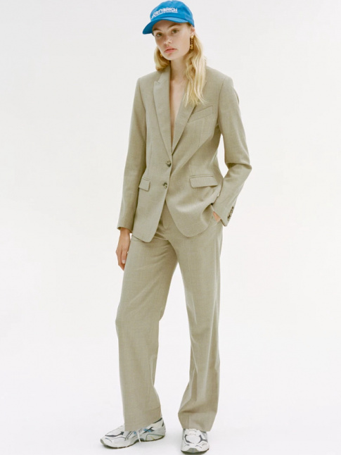 Toujours relever d'un coloris vivifiant ses total looks de teintes passes !