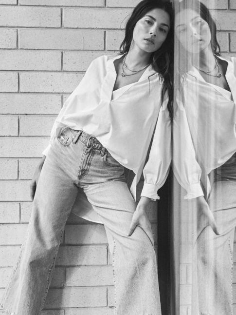 Oui au duo denim large taille haute/blouse blanche glisse sur le devant du jean !