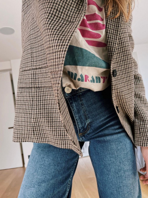 Rien de tel qu'un tee-shirt aux teintes dlaves pour injecter de la fracheur  un blazer pied-de-coq !
