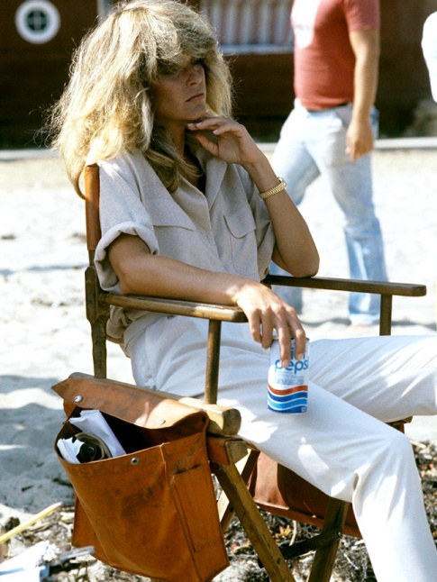 Crinire blonde + camaeu de teintes sables + bijou dor + cuir fauve = le bon mix