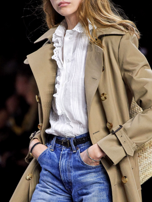 Chemise volante + trench + jean flare = le bon mix