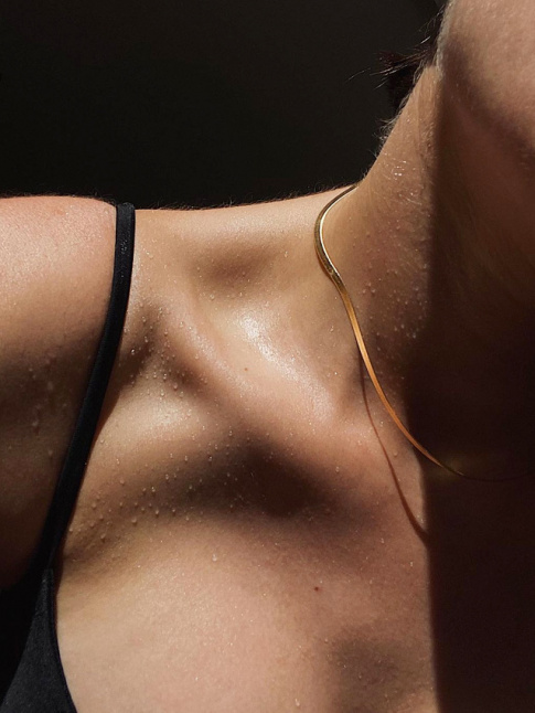 Faussement souple, ce trs fin collier brille par l'illusion qu'il gnre