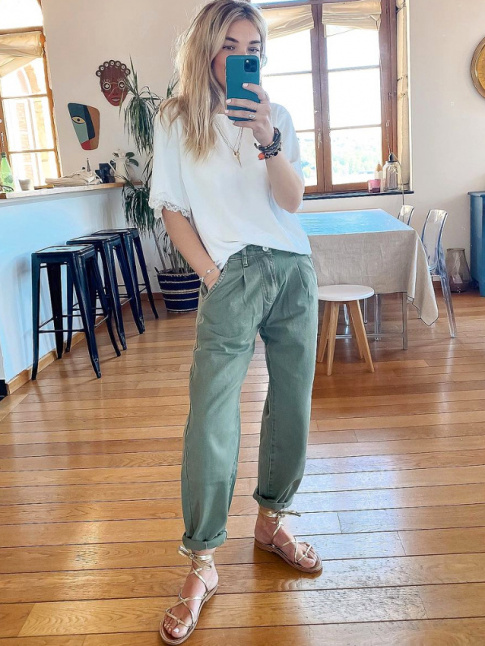 Top loose blanc + chino kaki roulott sur la cheville + fines sandales dores + nonchalance joyeuse = le bon mix