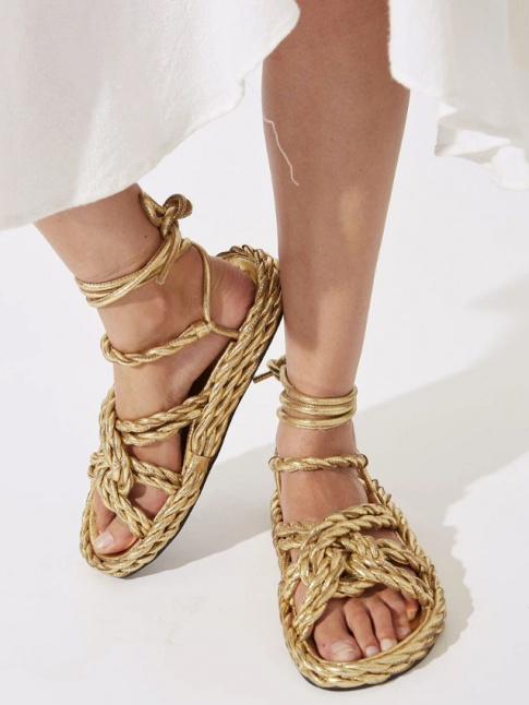 Pour ou contre la sandale rustique passe  la feuille d'or ?