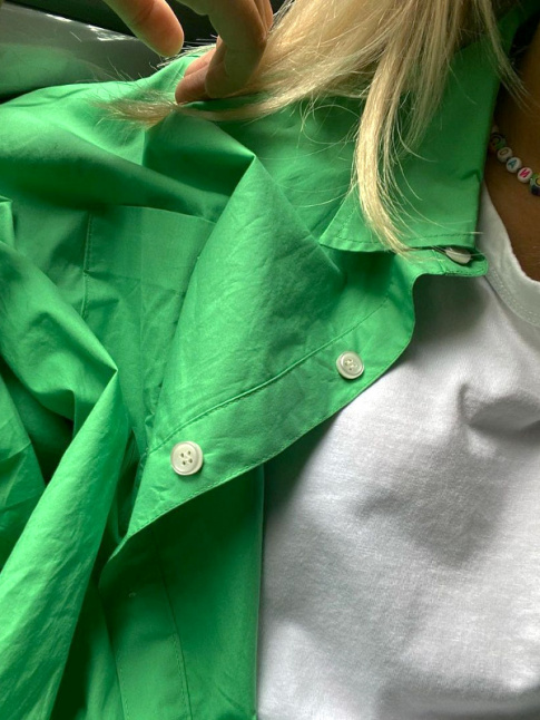 Rien de tel qu'un petit collier rgressif pour twister le duo tee-shirt/chemise ample !
