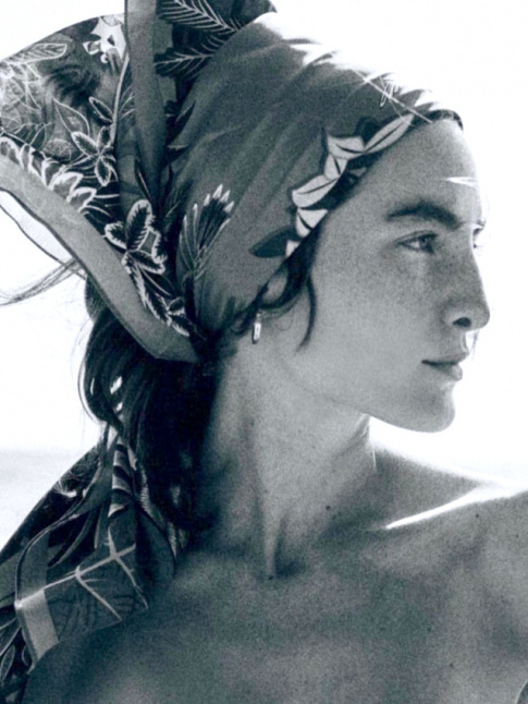 Foulard seventies + profil grec = le bon mix