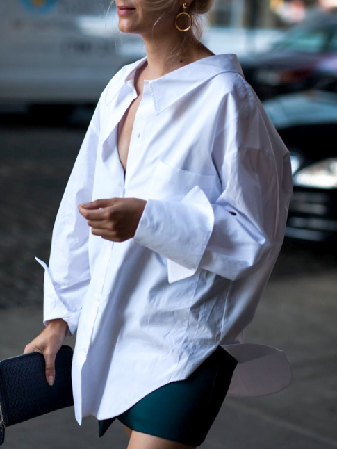 Chemise oversize + mini jupe = le bon mix