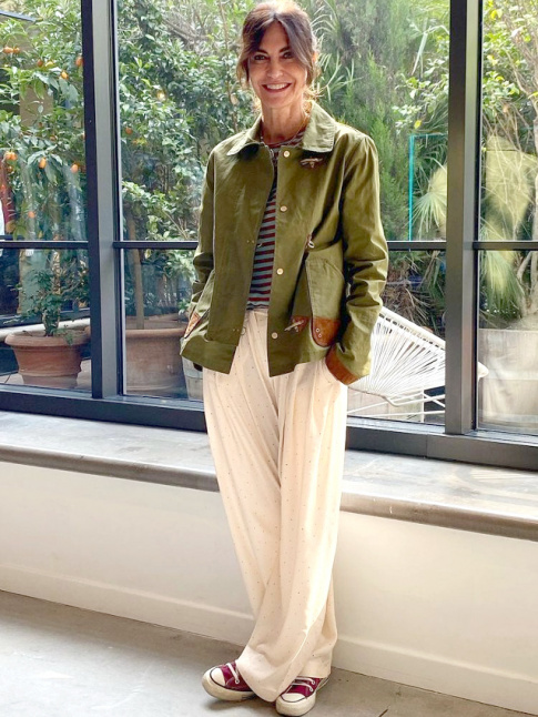 Pantalon large fluide + converses + veste courte kaki = le bon mix