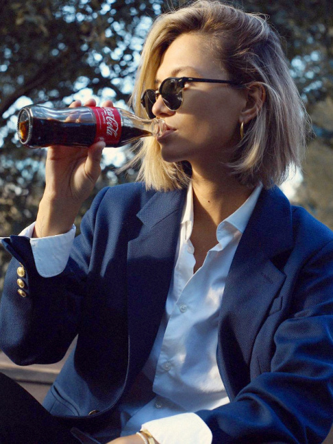 Port avec un zeste de dsinvolture, le duo chemise blanche/blazer bleu marine fait mouche !