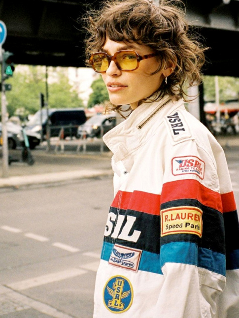 Boucles courtes froisses + blouson vintage esprit sport mcanique + lunettes seventies = le bon mix