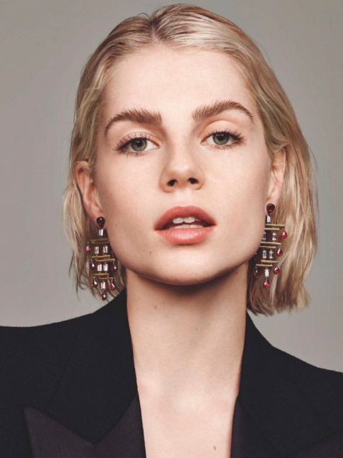 Pour ou contre le brossage de sourcils vers le haut ?