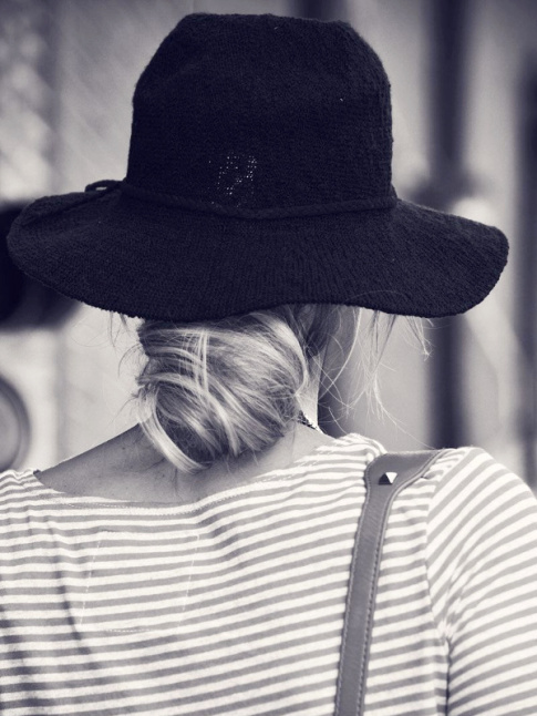 Chapeau mou + chignon bas + marinire = le bon mix