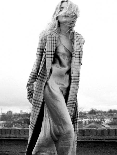 Manteau couvrant masculin + robe nuisette = le bon mix
