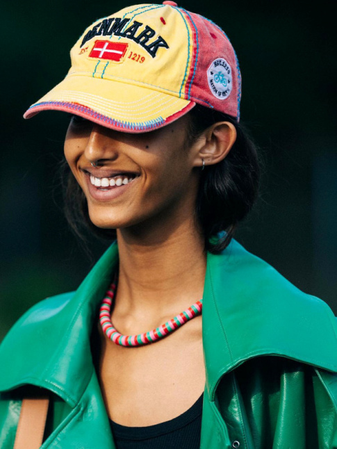 Vert gazon + collier rgressif + maxi sourire = le bon mix