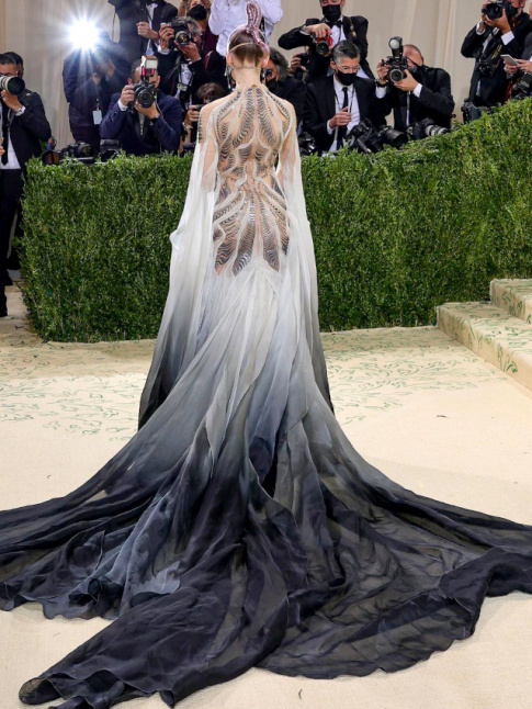 Rarement le travail d'Iris van Herpen aura t aussi mis en valeur qu'au dernier Bal du Met !