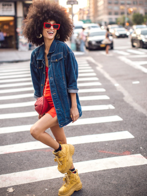 Quand une bonne dose de joie de vivre permet de rendre presque acceptable le come-back des boots plateformes...
