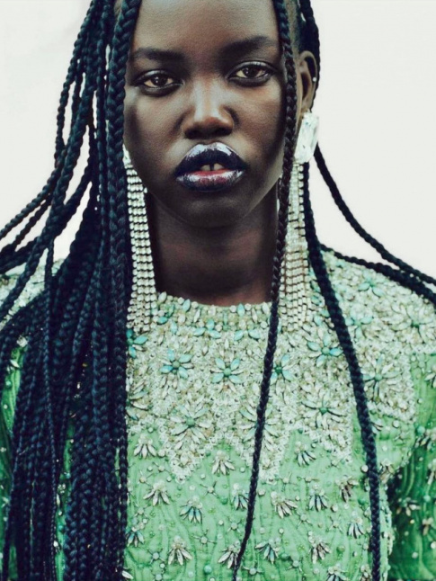 Mlant sophistication ose et coiffure traditionnelle, cette photographie ne manque pas de force !