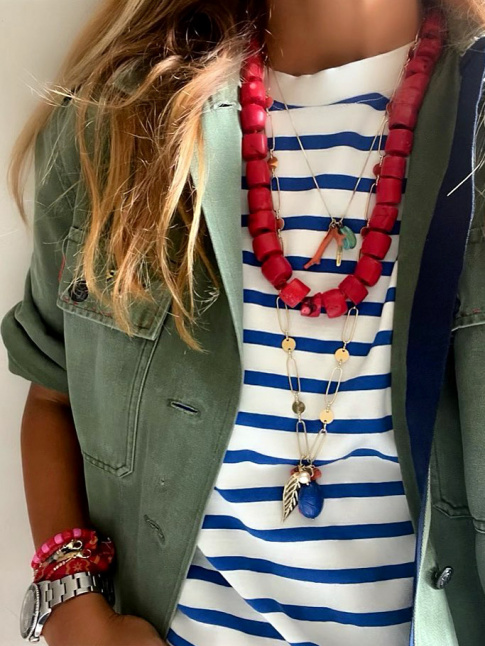 Kaki + rayures marinires + collier rouge = le bon mix