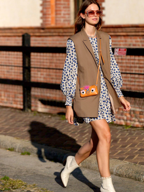 Blazer sans manches + mini robe ample = le bon mix