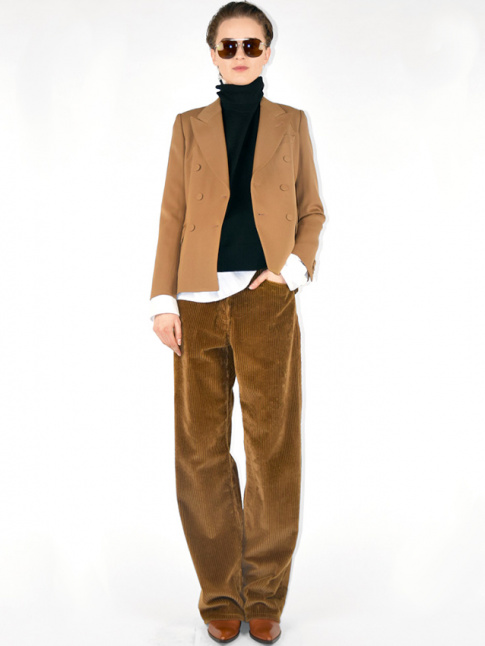 Oui au pantalon en velours trait en mode tailoring !