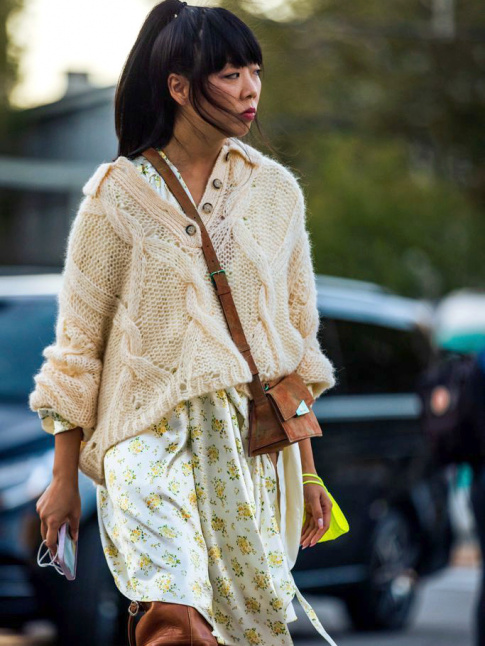 Maille loose + fleurs + cuir marron = le bon mix