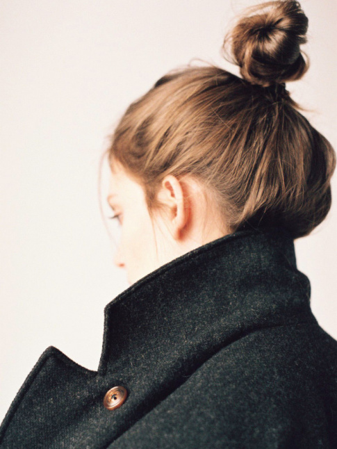 Chignon haut + col de manteau relev = le bon mix