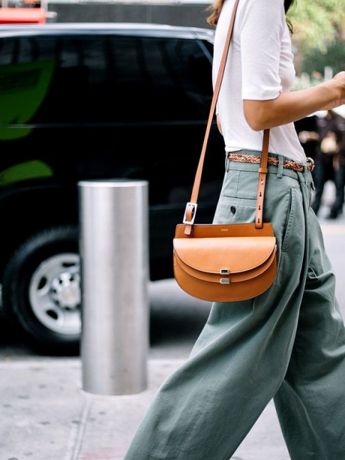 Rien de tel qu'un sac faussement classique pour rehausser le duo pantalon large kaki/tee-shirt blanc !