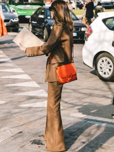 Oui au mix marron clair + touche d'orange !