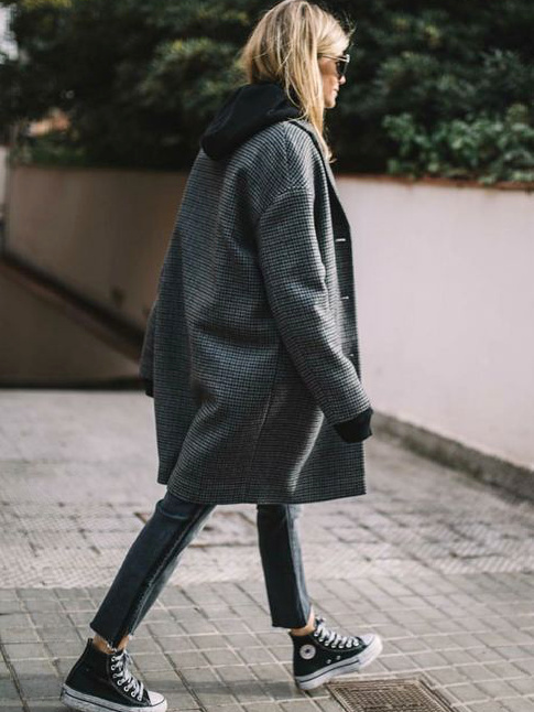 Oui au tlescopage entre manteau  petits carreaux, sweat  capuche, jean slim 7/8 et converses !