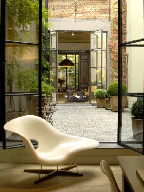 Meuble design + cour intrieure pave = le bon mix