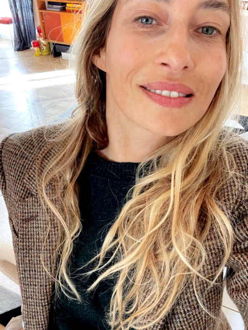 Blazer en tweed + pull col rond + longue chevelure = le bon mix